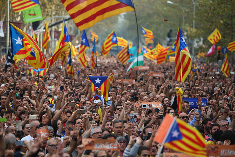 Người Catalonia vỡ òa khi chính quyền tuyên bố độc lập